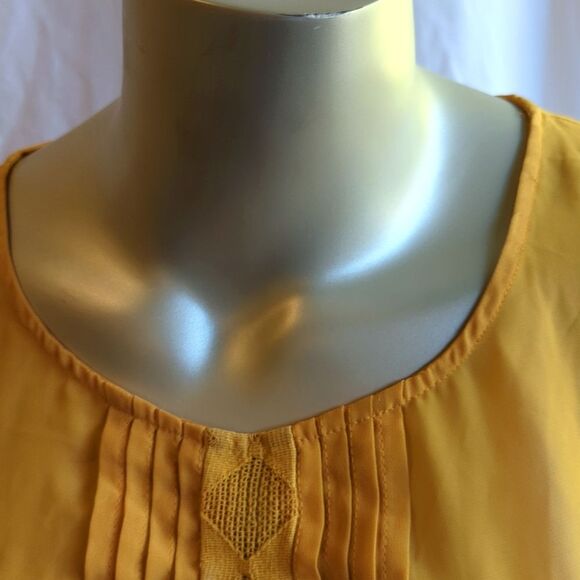 Ann Taylor LOFT Yellow Lace Pintuck Blouse Short Sleeve Top M - Picture 2 of 5